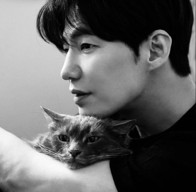 According to Asia Economy, #SongJaeRim was found dead in his apartment by his friend who was supposed to have lunch with him and police reported they found 2 pages of suicide notes at the scene.

The actor's former agency stated they didn't know his whereabouts after his contract