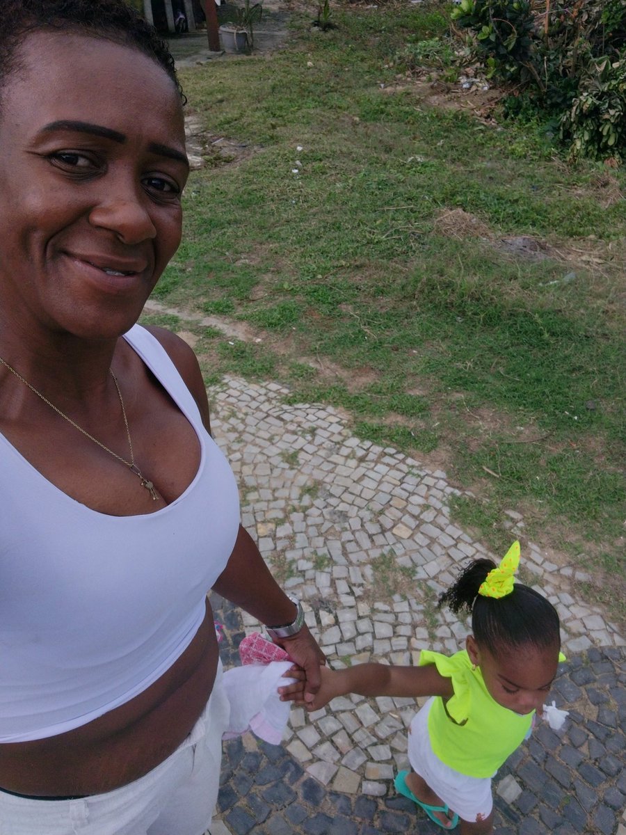 A única pessoa que consegue arrancar sorriso hoje em dia do meu rosto é a minha neta