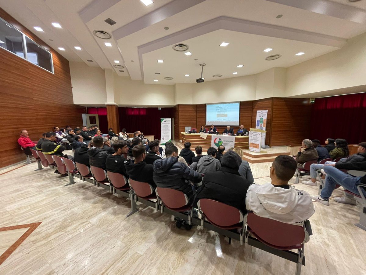 adiconsum's tweet photo. Terminato il secondo Convegno territoriale "La Casa SI Cura" di #Adiconsum e #Prosiel
Un sentito #grazie a tutti i partecipanti🙏
📍Appuntamento a #Milano  per il terzo e ultimo convegno territoriale
#casa #sicurezza #innovazione #elettricità https://t.co/iqIJqHlb6E