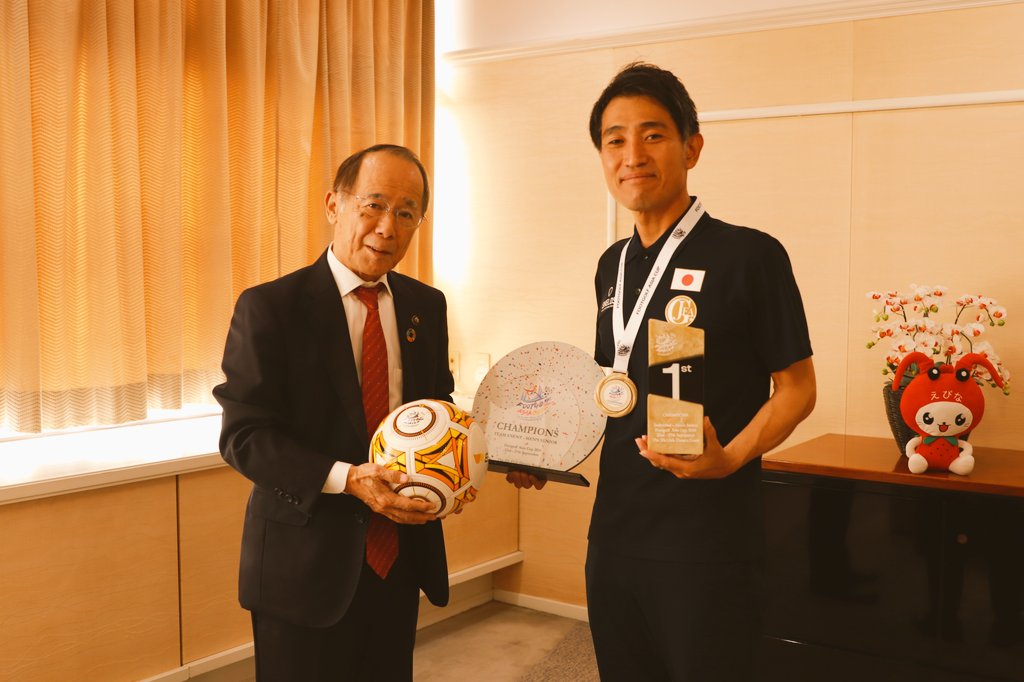 aracofc's tweet photo. 【#表敬訪問】
11/1(金)海老名市内野市長にアジアカップ2024での成績について報告させていただきました
フットゴルフの認知度が高まるように活動していきます

#海老名市
#フットゴルフ
#サッカーとゴルフの融合
#ゴルフ場でサッカーボールを蹴る
#フットゴルフアジアカップ
#サッポロビール
#SHIELDS https://t.co/P2biHleQzs