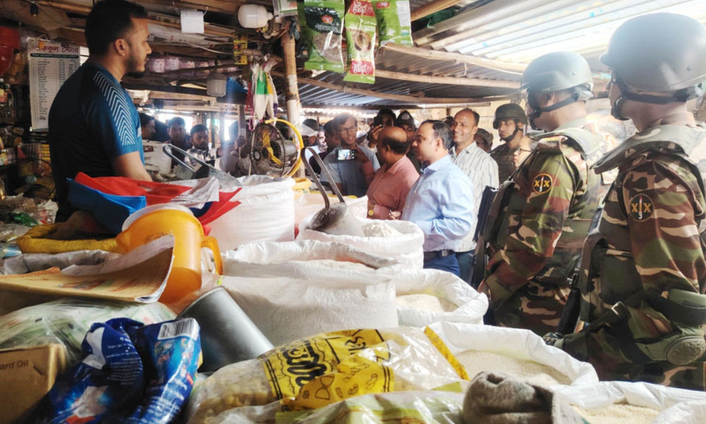 সখীপুরে নিষিদ্ধ পলিথিন রাখায় ৮ ব্যবসায়ীকে জরিমানা