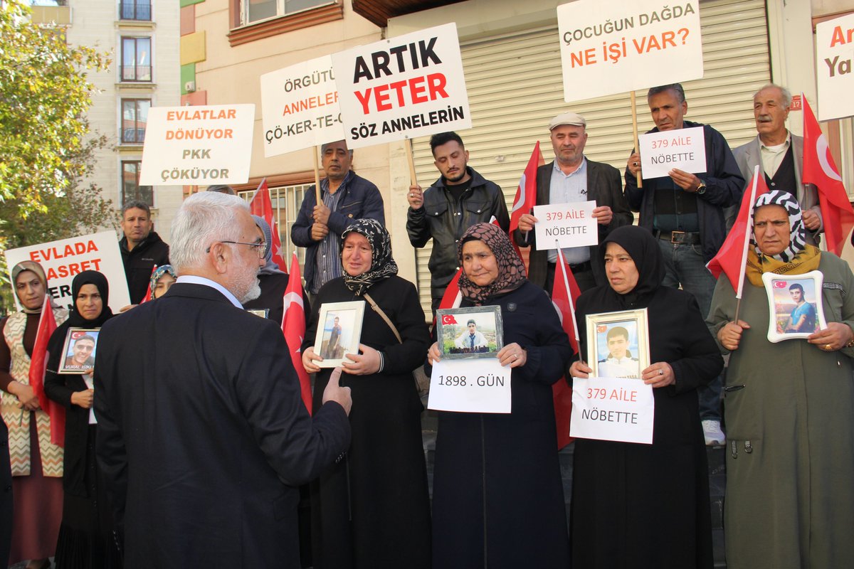 HurDavaPartisi's tweet photo. Genel Başkanımız Sayın Zekeriya Yapıcıoğlu, çocukları PKK tarafından kaçırıldığı gerekçesiyle HDP Diyarbakır İl Başkanlığı önünde ‘evlat nöbeti’ gerçekleştiren aileleri ziyaret etti. https://t.co/NUki8ZuYO6