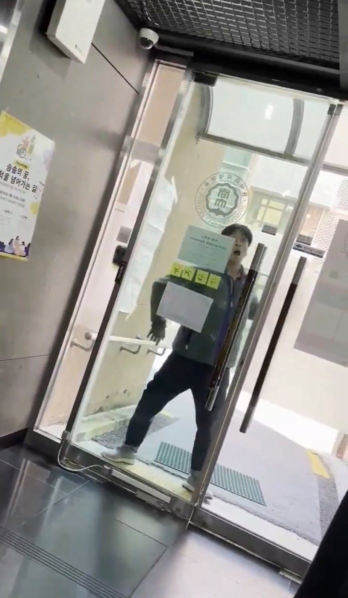 every_markelon's tweet photo. A professor from the HCI department at Dongduk Women’s University threatened a student with a brick, telling them to open the door. https://t.co/UnHTO7wphs