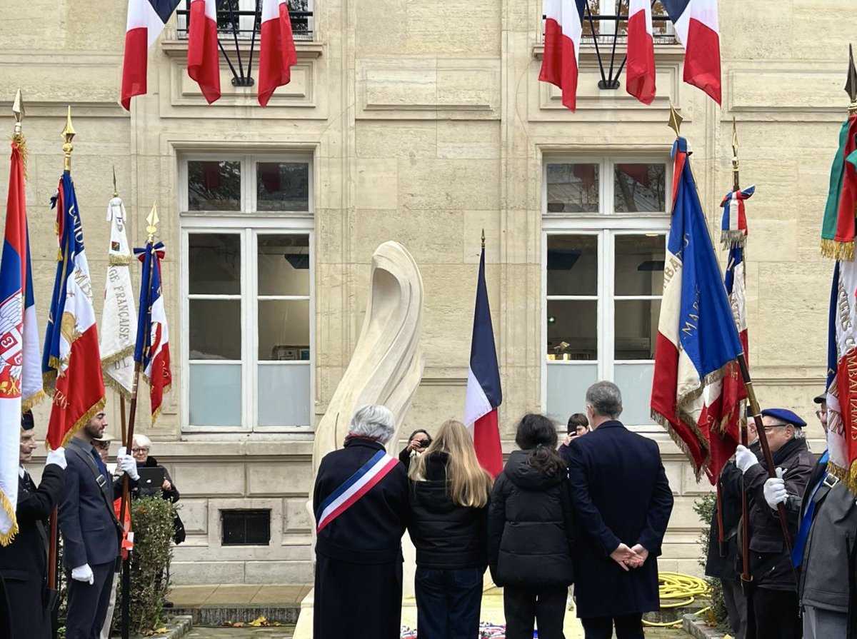 Avec les élèves des écoles de Paris Centre, nous commémorions aujourd’hui l’armistice du 11 novembre 1918. 

La mémoire de la Grande guerre et le souvenir de son atroce bilan humain doivent vivre.

Pour ne pas oublier le sacrifice de nos aînés, pour chérir la paix.