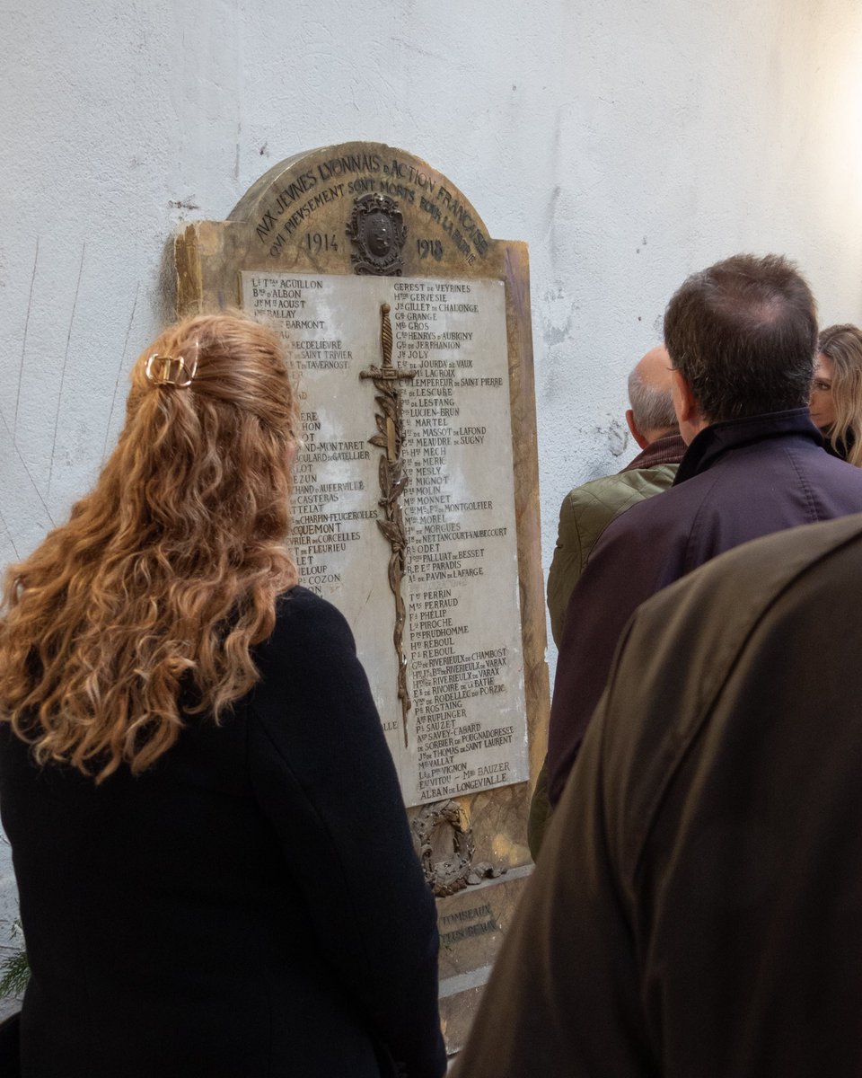 🕊️HOMMAGE🕊️

⚜️Alors que certains rendaient leur hommage sur l’île du Souvenir, afin de déposer une gerbe, la fédération Rhône-Alpes se rassemblait dans le 2nd.

🪖Un hommage fut rendu afin de conserver le souvenir des Camelots du Roi morts pour la France durant la Grande Guerre.