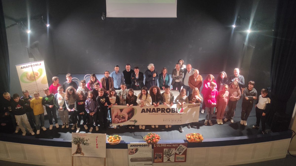 Copagri's tweet photo. #Biologico: qualità e diversità agroalimentare calabrese al centro di partecipato incontro @CopagriCalabria, svoltosi a #Locri alla presenza di numerosi studenti e nell'ambito del progetto #BioEccellenze di @ANAPROBIOitalia. https://t.co/QFEWfROJh4