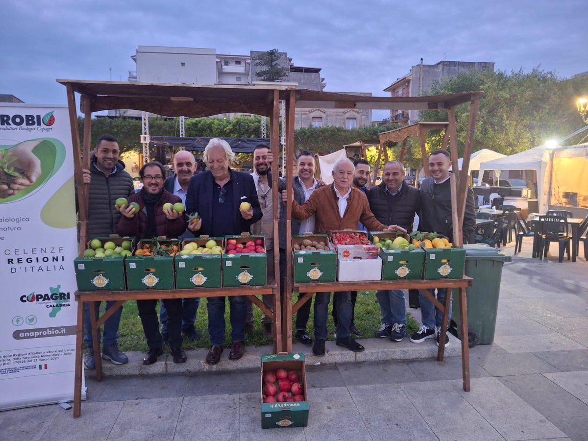 Copagri's tweet photo. #Biologico: qualità e diversità agroalimentare calabrese al centro di partecipato incontro @CopagriCalabria, svoltosi a #Locri alla presenza di numerosi studenti e nell'ambito del progetto #BioEccellenze di @ANAPROBIOitalia. https://t.co/QFEWfROJh4