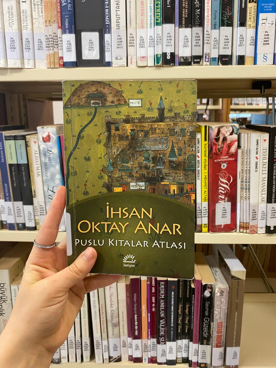 Haftanın Kitabı 📚

İhsan Oktay Anar - Puslu Kıtalar Atlası

“Ben bu dünyaya bilmek için geldim. Benim için kutsal bir şey varsa o da bilgidir, gerek bu dünyanın gerekse öte dünyanın bilgisi. Bu yüzden öğrendiklerimi akıl terazisinde tartıp doğru olup olmadıklarına bakarım.”