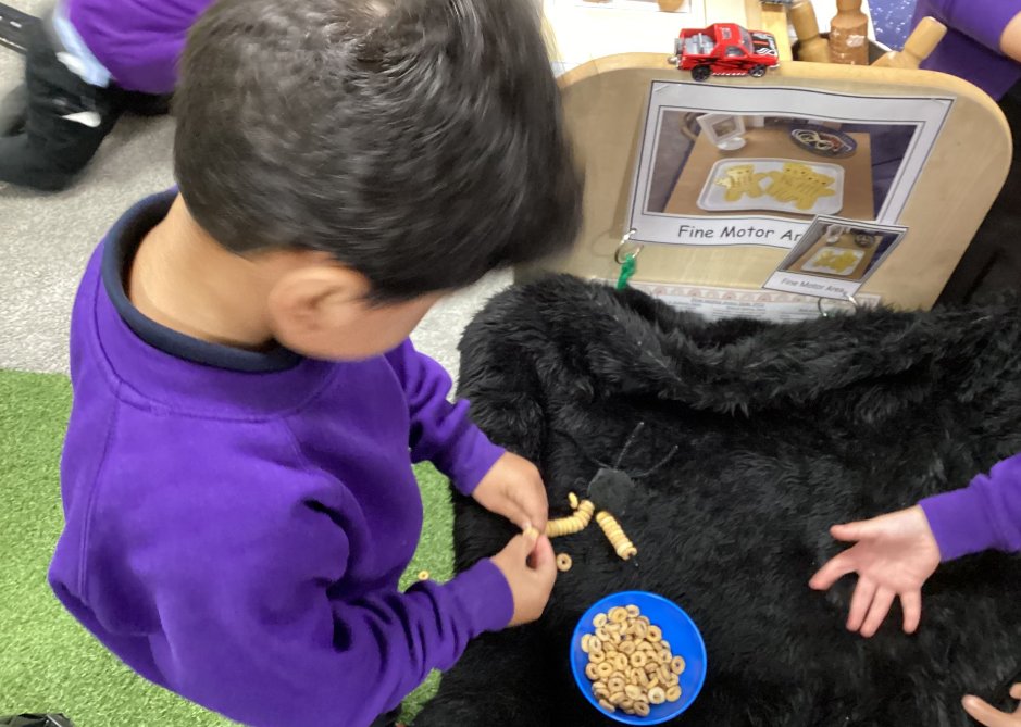 shipley_ce's tweet photo. Lots and lots of spiders! Nursery have been busy making spiders in provision @WeAreBDAT #nursery #nurseryrhymes #incywincyspider #motorskills #provision #eyfs https://t.co/jSNQM64PsI