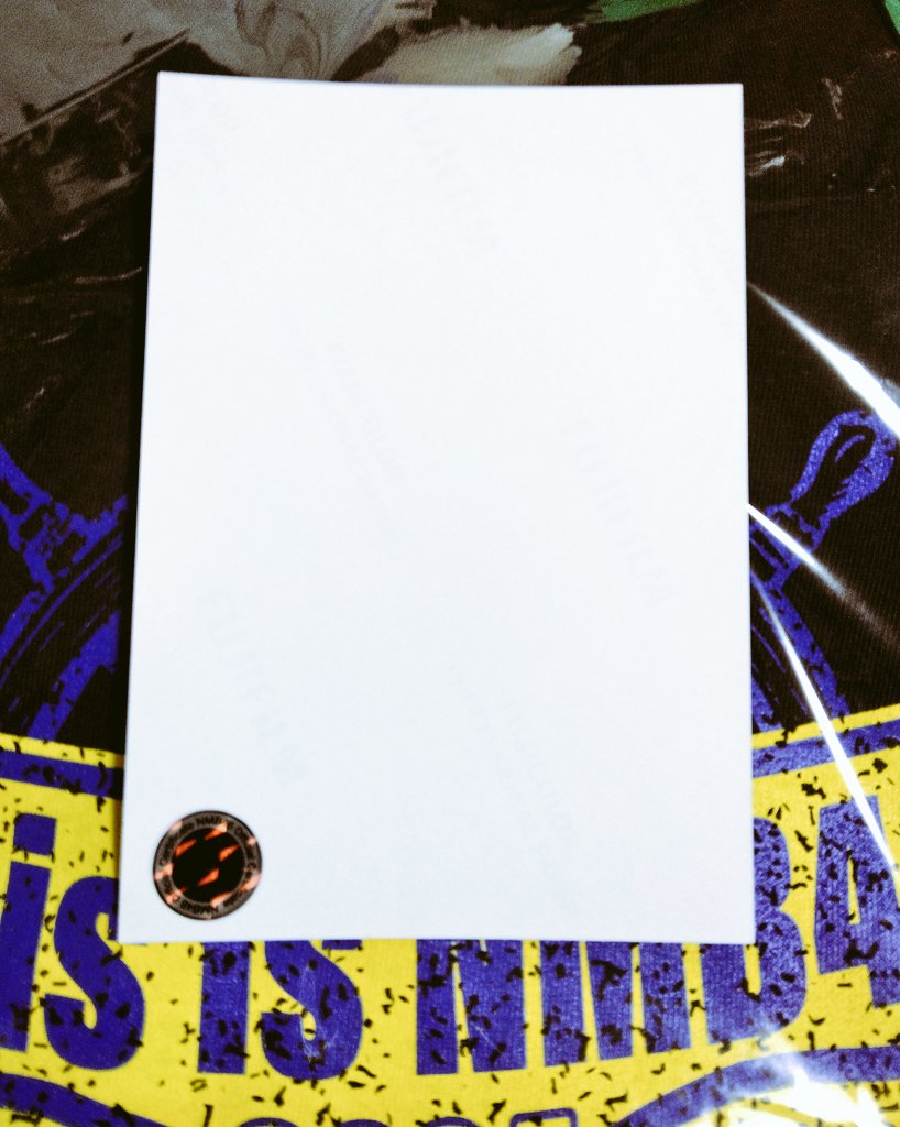 team_nd's tweet photo. ライブTシャツと生写真が届きました～✌
(袋をペリペリ…)
おっ！これは！
サイン入りｷﾀｰ(･∀･)
#眞鍋杏樹 さん
#アンジュ 
#ThisIsNMB48 https://t.co/7sZZYjZ59O