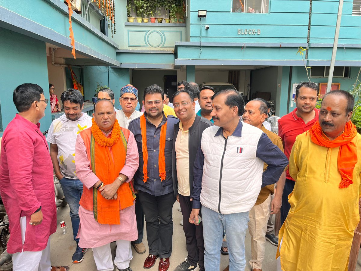 AV_JASWAL's tweet image. आज प्रातः काल विश्वनाथ अपार्टमेंट, देवी मंडप रोड, पिसका मोड़ रांची में विधायक श्री सीपी सिंह जी के साथ जनसंपर्क अभियान में भाग लिया। 
समर्थन एवं वोट देने की अपील की और विकास के हमारे संकल्प को साझा किया। #Ranchi #जनसंपर्क #CPsingh #विकासयात्रा #Election2024 @himantabiswa…