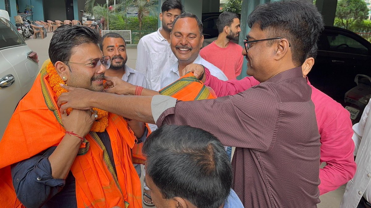 AV_JASWAL's tweet image. आज प्रातः काल विश्वनाथ अपार्टमेंट, देवी मंडप रोड, पिसका मोड़ रांची में विधायक श्री सीपी सिंह जी के साथ जनसंपर्क अभियान में भाग लिया। 
समर्थन एवं वोट देने की अपील की और विकास के हमारे संकल्प को साझा किया। #Ranchi #जनसंपर्क #CPsingh #विकासयात्रा #Election2024 @himantabiswa…