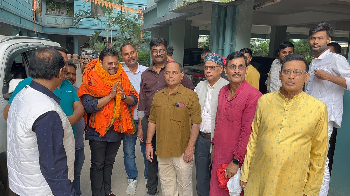 AV_JASWAL's tweet image. आज प्रातः काल विश्वनाथ अपार्टमेंट, देवी मंडप रोड, पिसका मोड़ रांची में विधायक श्री सीपी सिंह जी के साथ जनसंपर्क अभियान में भाग लिया। 
समर्थन एवं वोट देने की अपील की और विकास के हमारे संकल्प को साझा किया। #Ranchi #जनसंपर्क #CPsingh #विकासयात्रा #Election2024 @himantabiswa…