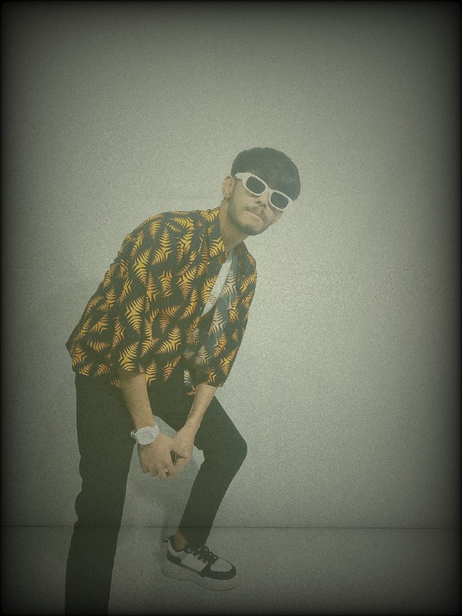 Officialbariib's tweet photo. Bold, vintage, and unapologetically cool. 🌴😎
#greencolourlook #Retro #VintageStyle #UrbanOutfit #FashionPose #FashionPhotography https://t.co/O9uneqr5Z5