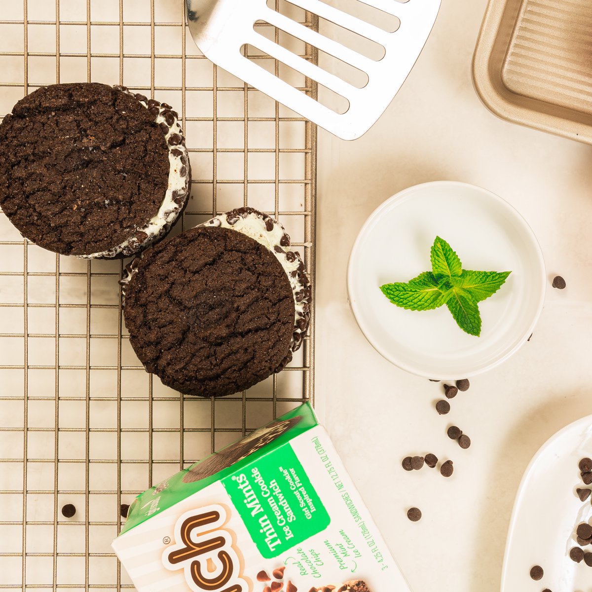 Theorigchipwich's tweet image. Our Girl Scouts Thin Mints Chipwich combines premium mint ice cream with chocolate chip cookies, crafted with real ingredients for that fresh-baked taste. This is mint-chocolate heaven, straight from the freezer. 🌱🍫

#OriginalChipwich #ThinMints
