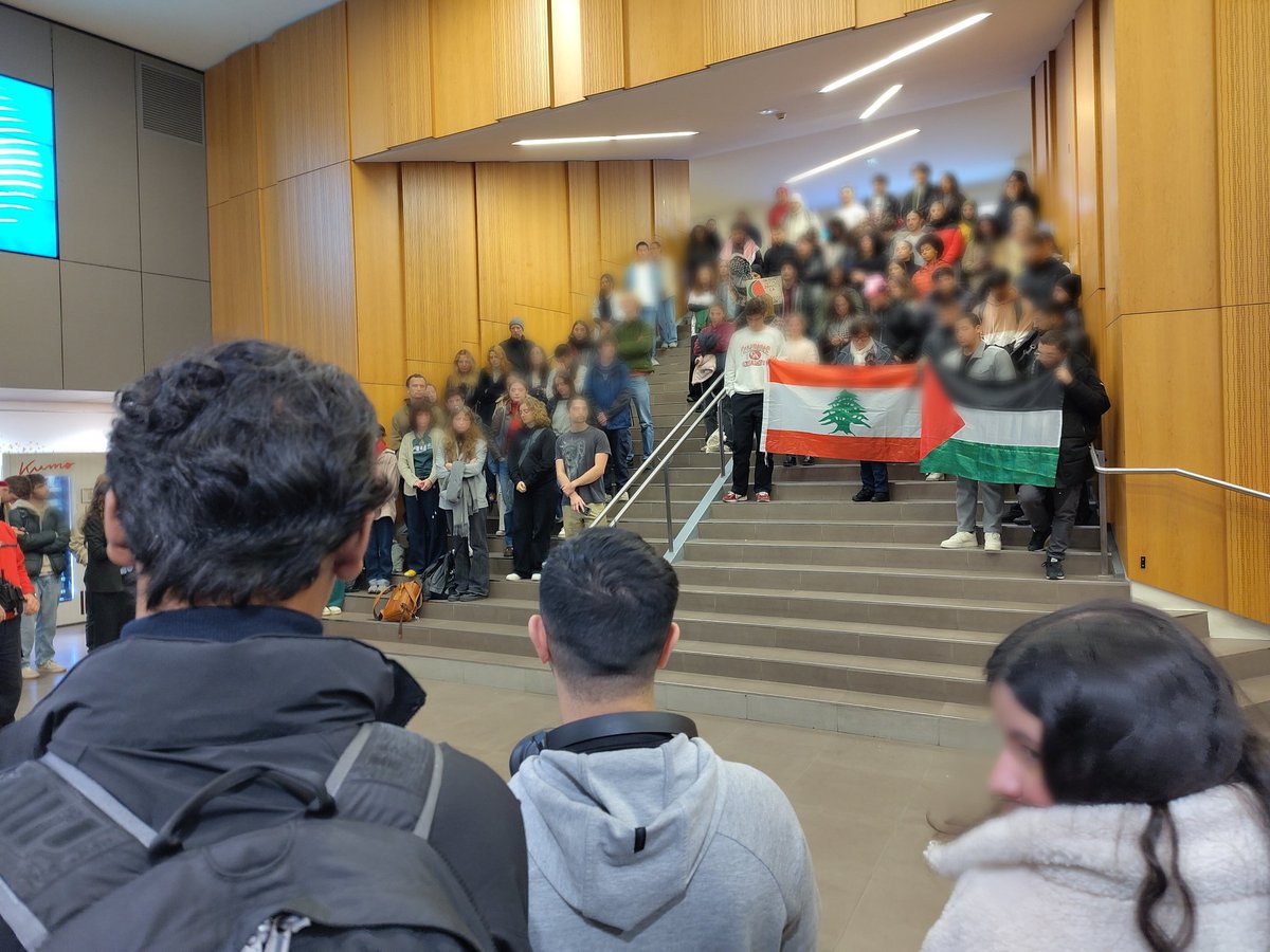 Minute de silence en solidarité avec les peuples palestinien et LIBANAIS. #Palestine
#liban
#genocide