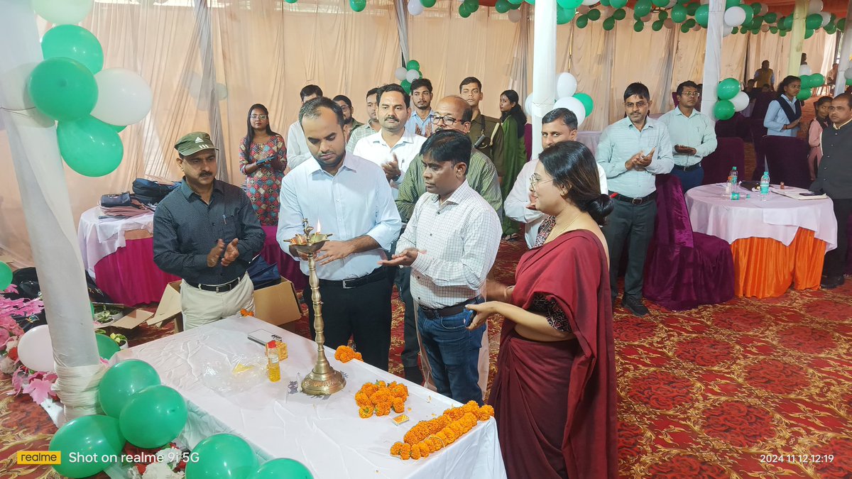 CDOShravasti's tweet photo. बेसिक शिक्षा विभाग द्वारा संचालित विद्यालयों में बच्चों के मानसिक एवं शारीरिक विकास को सुनिश्चित करने हेतु हॅस एजूकेशन प्रोग्राम अन्तर्गत आज जनपद के तथागत सभागार में आयोजित कार्यशाला का शुभारम्भ कर प्रतिभावान बच्चों को पुरस्कृत किया गया। https://t.co/txtseACHPW