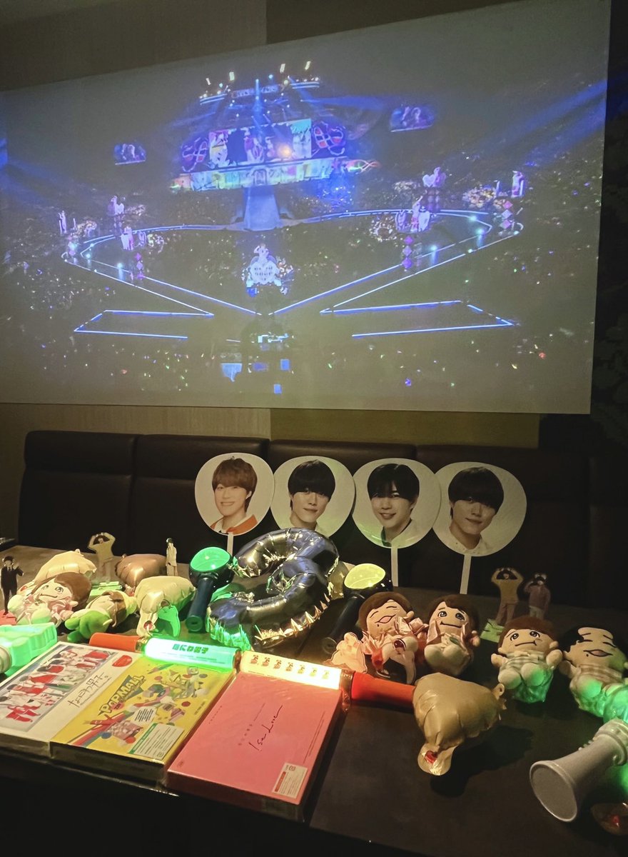 Mochii_nani's tweet photo. ゆうちゃんと鑑賞会＆デビュー3周年おめでとう会してきた🪄
改めてなにわ男子の7人が大好きだ〜〜！って思いました！！いつもなにふぁむを幸せにしてくれてありがとう🌼 これからも応援しています¨̮

 #なにわ男子3rdAnniversary 
 #なにわ男子デビュー3周年 https://t.co/Te7oRfzACh
