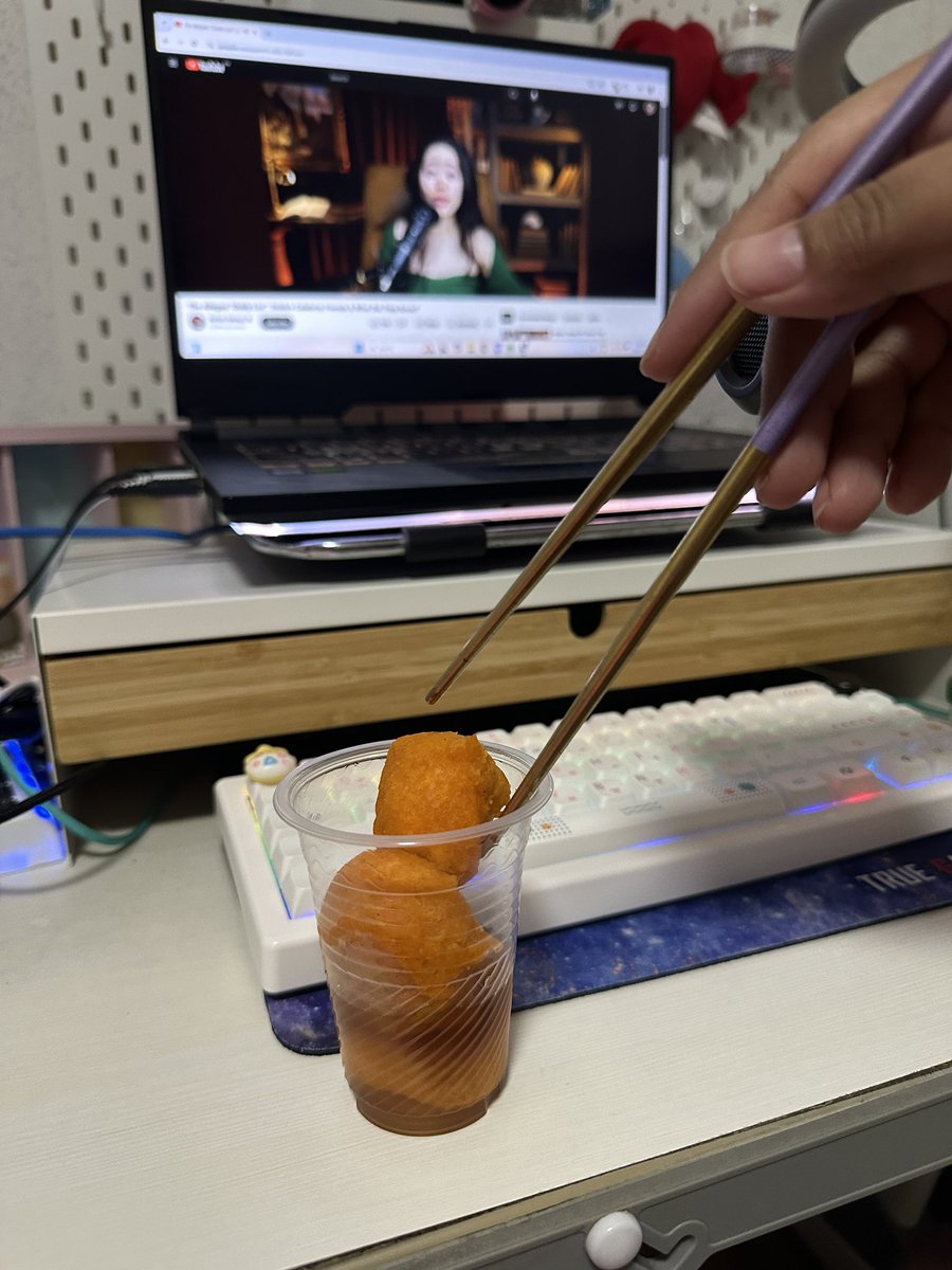 AndciderTapsi's tweet photo. Having some neon balls as I watch Rotten Mango ❤️
#TapsiEats #RottenMangoPodcast https://t.co/Tt5azsB0P4