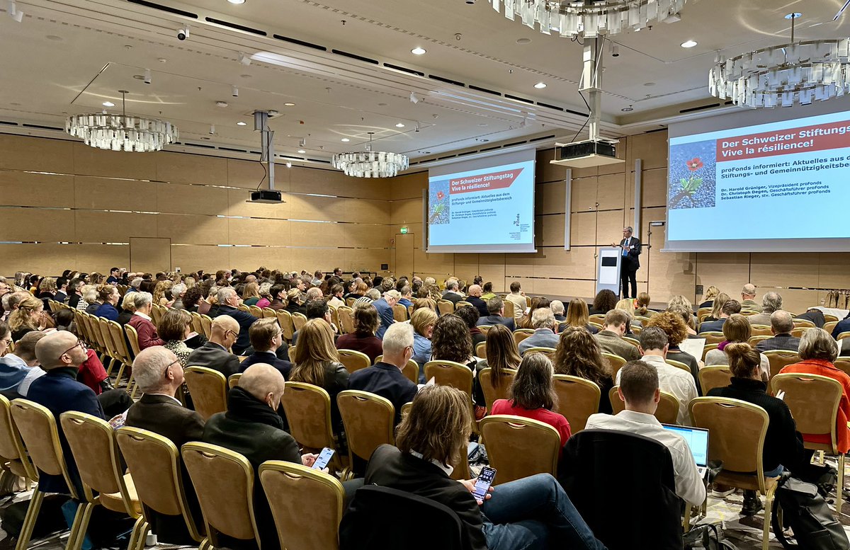SRMandat's tweet photo. Full house am Schweizer #Stiftungstag 2024 unter dem Motto «Vive la résilience!» zu einem Thema das in Zeiten von Unsicherheiten
Zuversicht vermittelt: #Resilienz. 

François Geinoz zitiert Sokrates: Wer die Welt bewegen will, sollte erst sich selbst bewegen!

#Stiftung #proFonds https://t.co/0lzVC1Jw9z