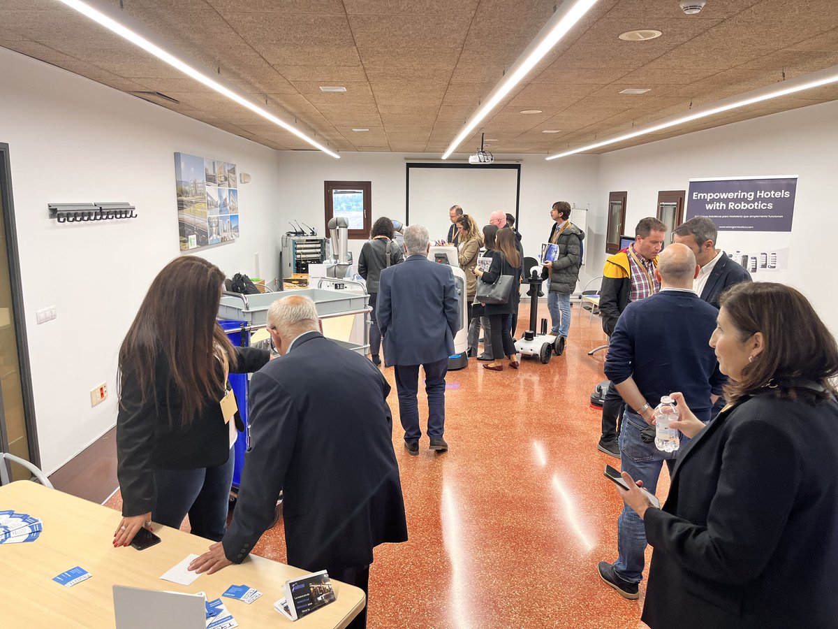 FundacioBit's tweet image. La mostra de robots, a la sala de premsa, està despertant l’interès de visitants i mitjans de comunicació que poden veure avui al @parcbit solucions que fins fa poc eren ciència ficció! #roboticahoreca