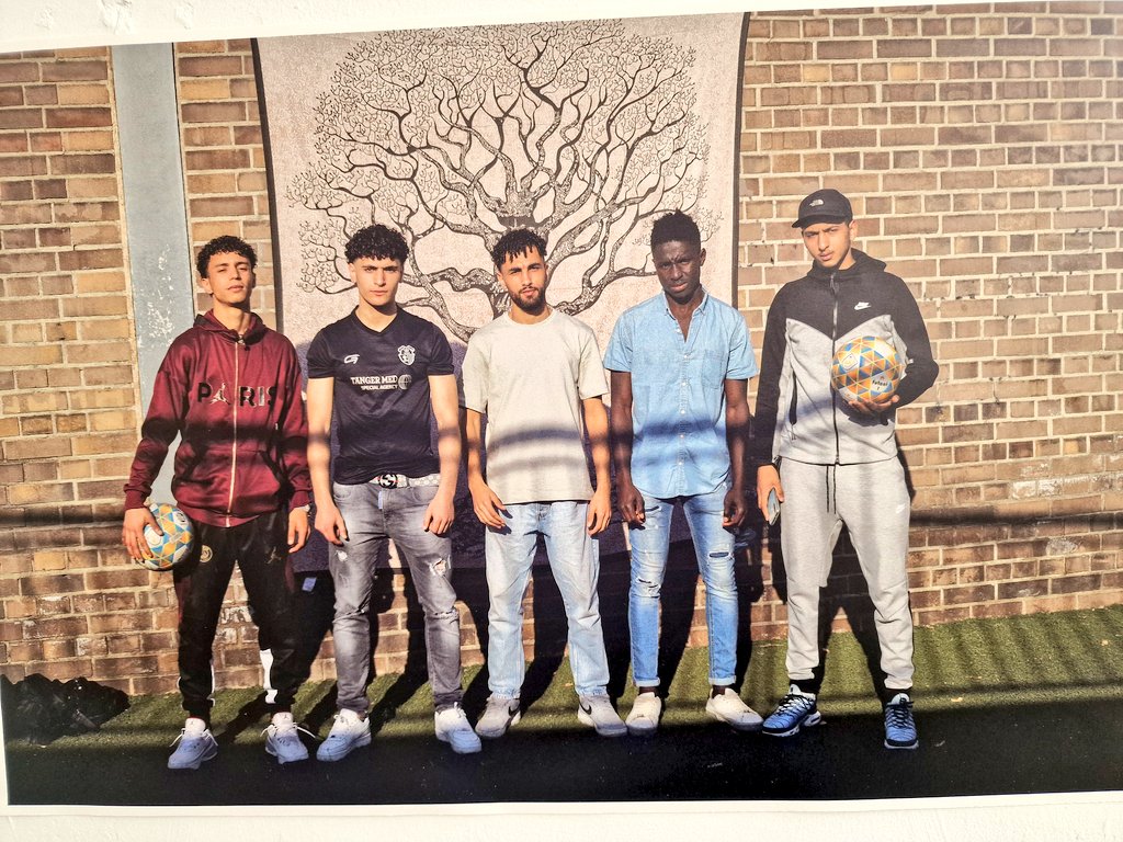 evabaror's tweet image. A la @Naubostik #LaSagrera hi trobareu exposat un projecte #esport amb una capacitat de transformació social i personal extraordinària: el @fcdarna del #Raval, un equip de futbol 11 integrat per joves migrants q estudien, treballen i ambicionen viure feliços amb la seva família.