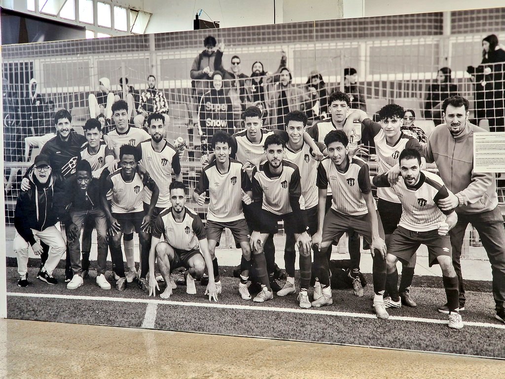 evabaror's tweet image. A la @Naubostik #LaSagrera hi trobareu exposat un projecte #esport amb una capacitat de transformació social i personal extraordinària: el @fcdarna del #Raval, un equip de futbol 11 integrat per joves migrants q estudien, treballen i ambicionen viure feliços amb la seva família.