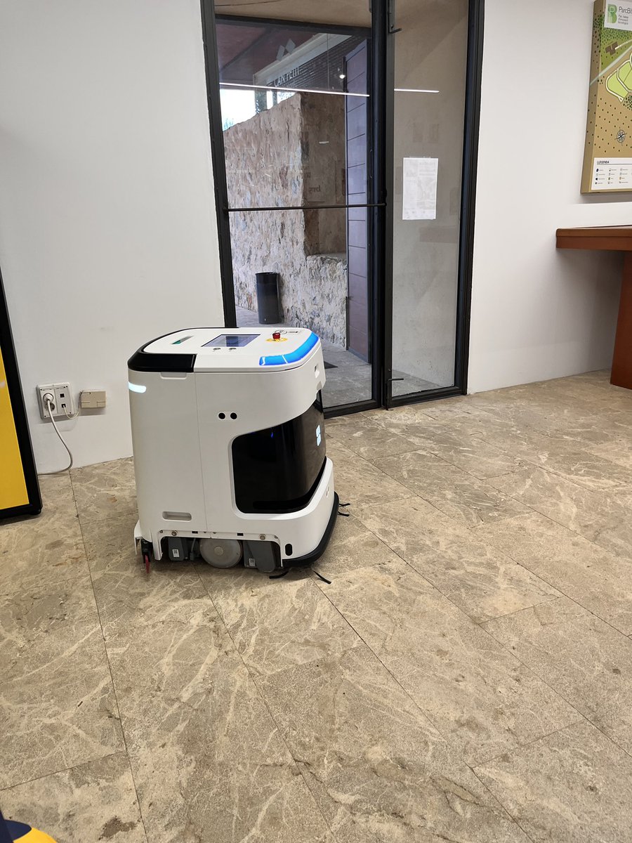 FundacioBit's tweet image. Robots que ja ens ajuden a casa amb la neteja s’obren pas en espais professionals per facilitar la neteja i també com els de @TrendRobotics per millorar les condicions, seguretat i benestar dels treballadors