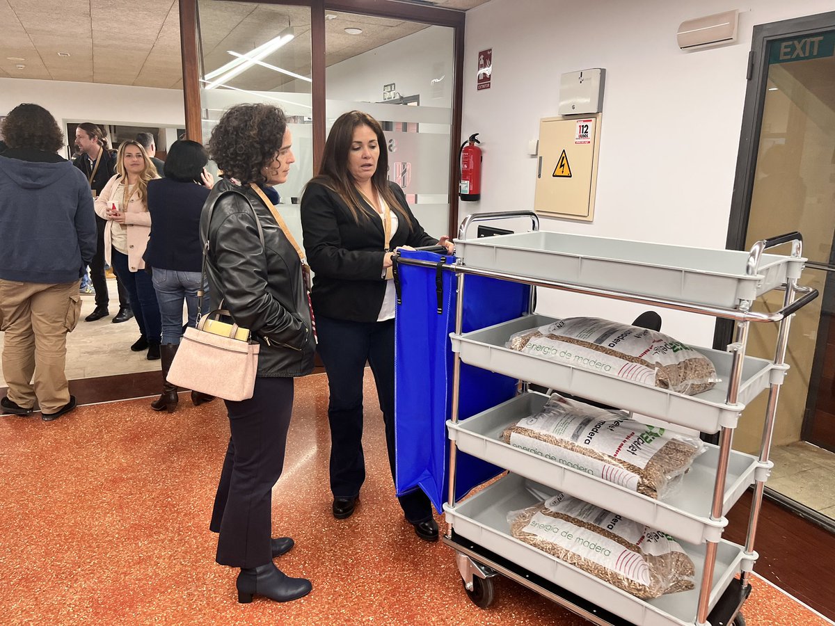 FundacioBit's tweet image. Robots que ja ens ajuden a casa amb la neteja s’obren pas en espais professionals per facilitar la neteja i també com els de @TrendRobotics per millorar les condicions, seguretat i benestar dels treballadors