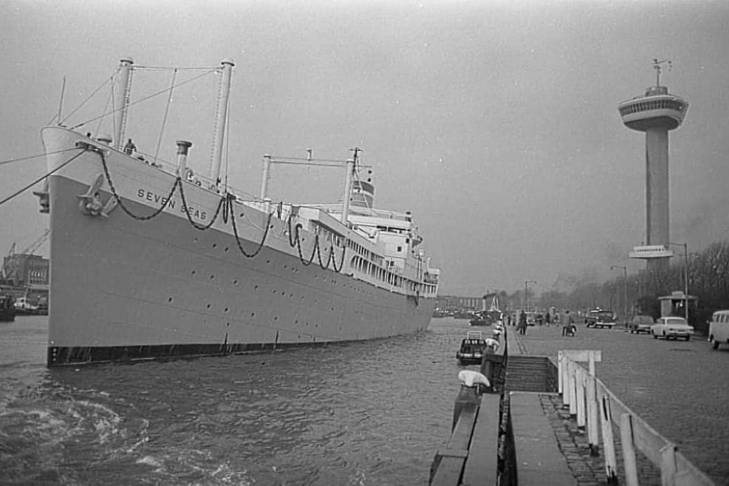 Het passagiersschip 'Seven Seas' wordt in de Parkhaven afgemeerd voor de huisvesting van studenten en hoogleraren. 1966