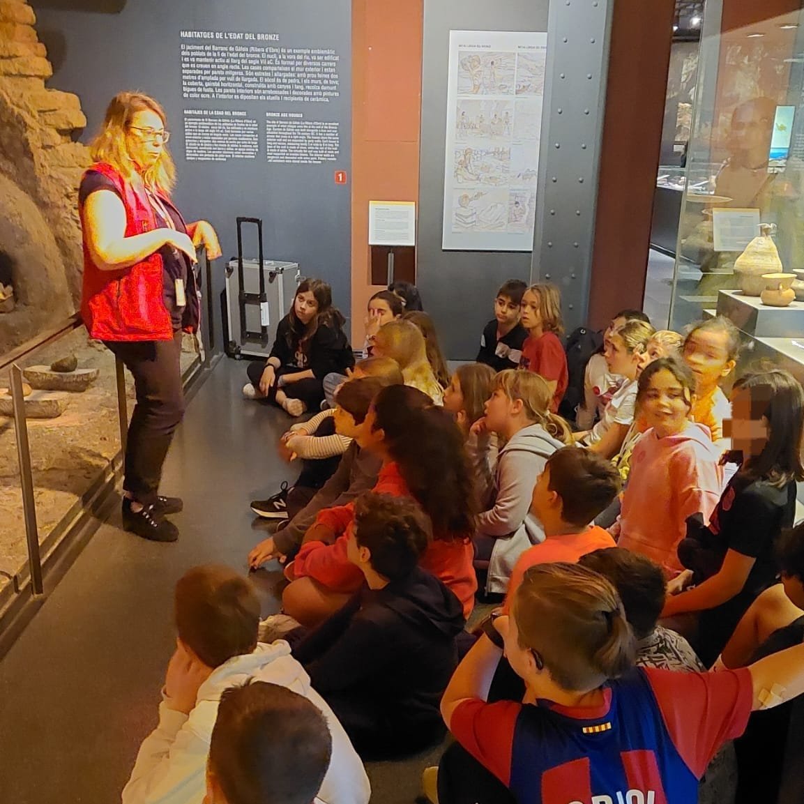 Country i Ceili (5è) hem visitat el <a href="/mhistoriacat/">Museu d'Història</a>.

Hem fet un repàs de les diferents èpoques de la Història amb la vestimenta típica de cada etapa.

🏛️🏰🏭