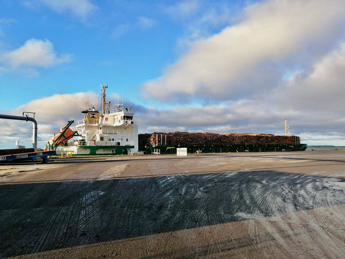 Fartyget Lettland ligger i startgroparna vid Björnön, Kristinestad, redo för nästa etapp. 🚢

Fartyget som är lastat med ca 5000 m³ barrmassa sätter snart kurs mot Örstrand i Sverige.

📸 Jessica Grankull️