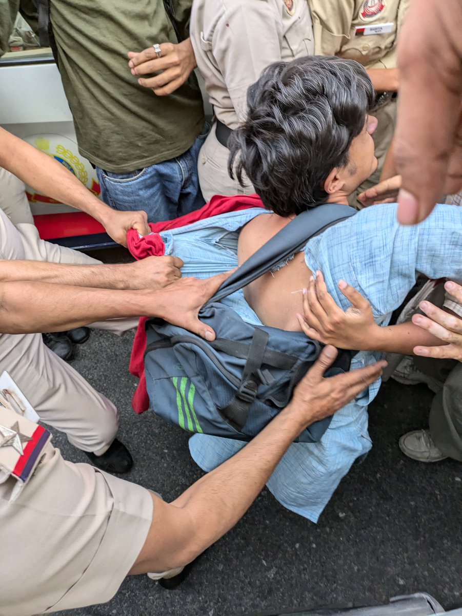 SfiDelhi's tweet photo. Delhi police injured and harassed the activists of sfi delhi and the students of DU, JNU, JAMIA and AUD who were protesting peacefully to demand concessional metro pass.
Shame @DelhiPolice
The students have been detained.
#StudentForMetroPass https://t.co/bcUQnlZlhb