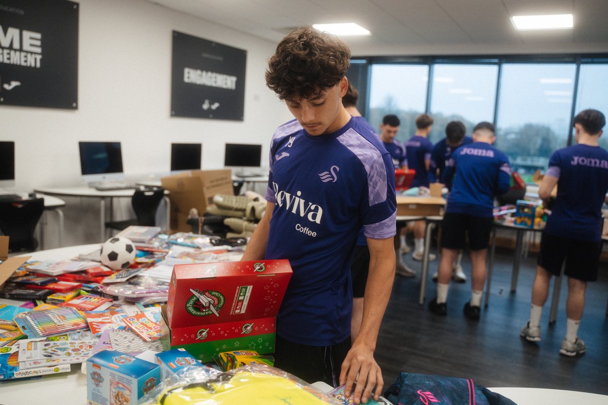swans_academy's tweet photo. Swansea City academy has donated to this year’s @SamaritansPurse shoebox appeal❤️

🌎 This year, the U9s to U18s have created over 121 boxes which will be distributed across the globe.

👉 https://t.co/u3jdIkQYLs https://t.co/AnBWhXZ8xT