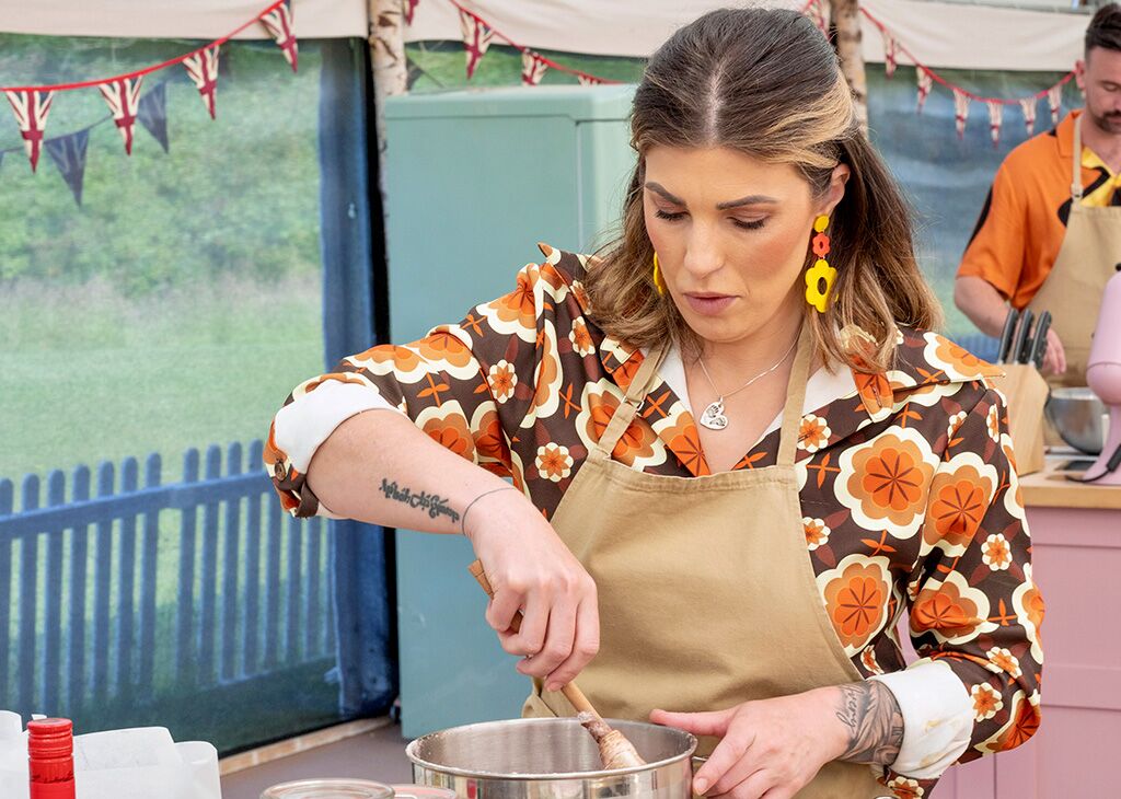4Viewers's tweet photo. It's a #BakeOff first as we step back in time for #70sWeek! 🕺
The bakers rock their bell-bottoms as they tackle three groovy challenges - a towering profiterole masterpiece, a retro fave in the technical, and an elaborately decorated cake in the Showstopper. 8pm on @Channel4 https://t.co/1TvRh3DwMN