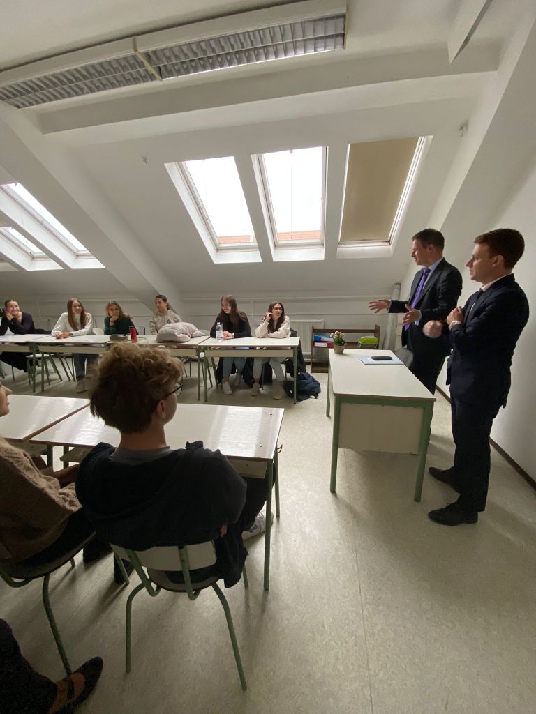 FRenHongrie's tweet photo. Déplacement de l’ambassadeur @JonathanLacote à Szeged
Première étape au Lycée d'@Uni_Szeged, labellisé #FrancEducation et dont la section bilingue joue un rôle historique et central dans l'apprentissage du 🇫🇷 pour les jeunes de la région.
Rencontre avec les élèves de Réka Filó, directrice de la section bilingue, et entretien avec le proviseur Dr. János Dobi.