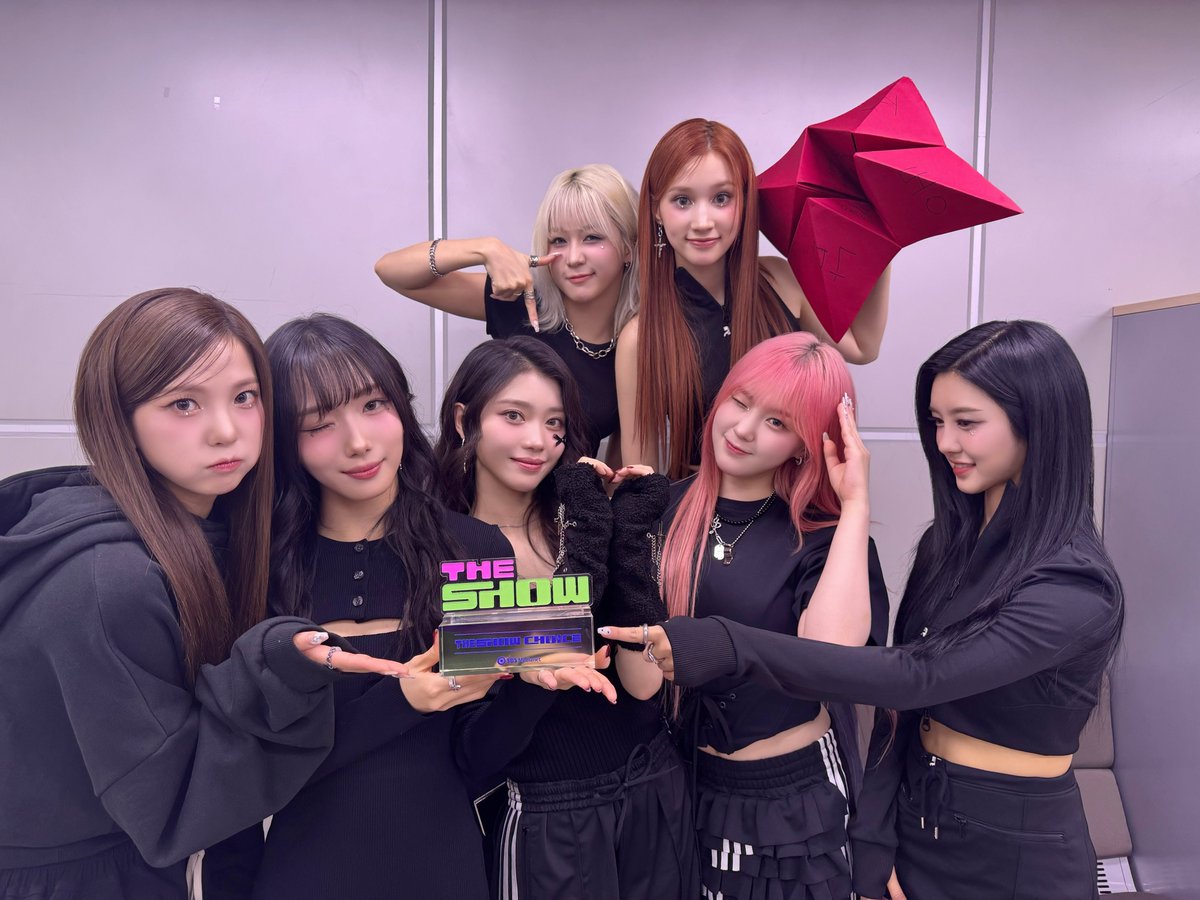 official_kep1er's tweet photo. [Catch the moment 📸]

#더쇼 에서 맞이한
팅냥이 생일과🐱🤍

짱플리안이 만들어준
소중한 1위까지🥹🏆
너무너무 고마워요💜

Kep1er는 앞으로도
달려가 Crush on Kep1ian🪽

#Kep1er #케플러
#TIPI_TAP #Kep1er_TIPITAP https://t.co/GcJkx0k3Gx