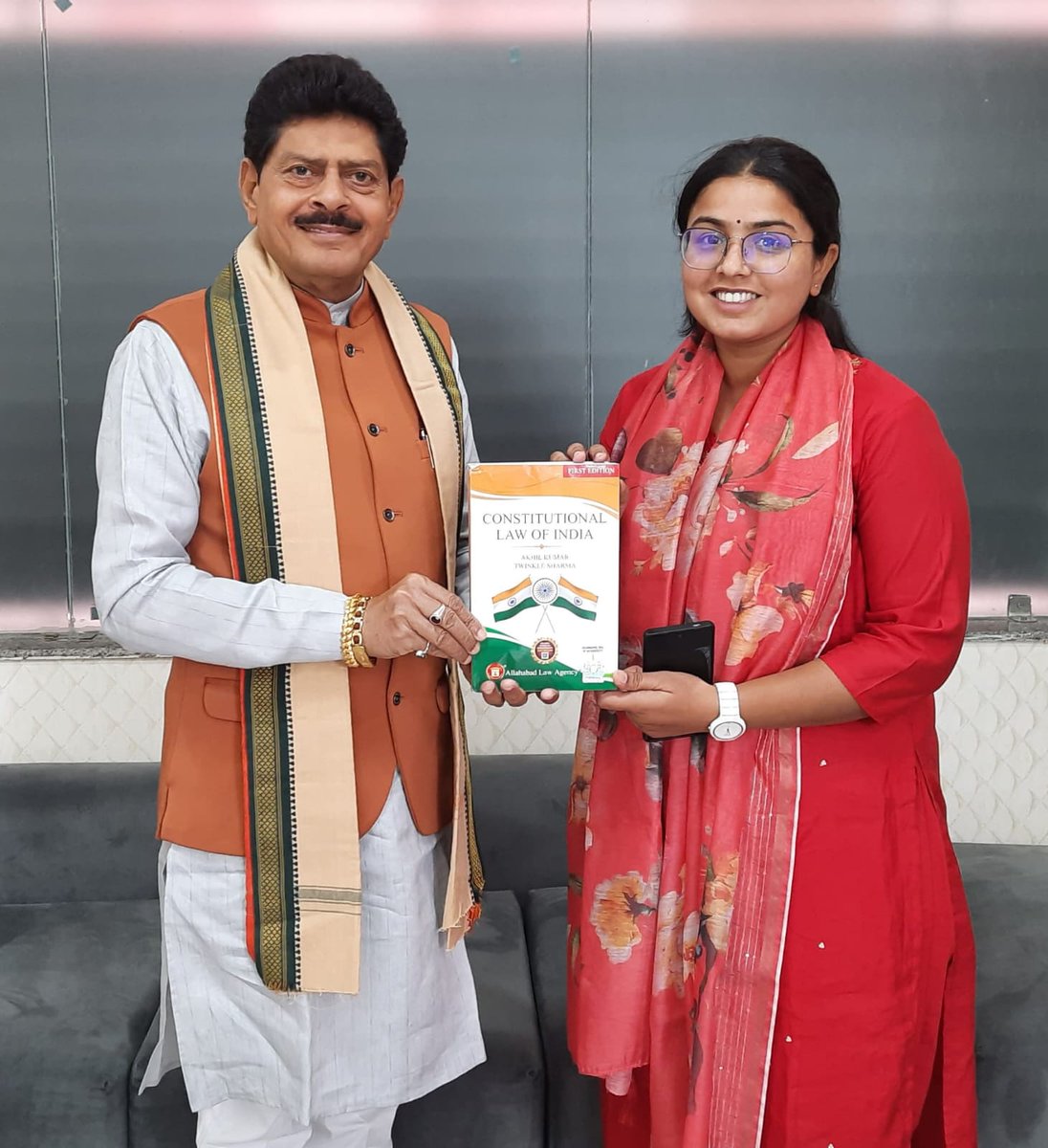 DrGopal_Sharma's tweet photo. अखिल भारतीय विद्यार्थी परिषद की जयपुर महानगर मंत्री सुश्री ट्विंकल शर्मा जी ने अपनी पुस्तक "कॉन्स्टीट्यूशनल लॉ ऑफ इंडिया" भेंट की।

यह पुस्तक उन्होंने फाइव ईयर लॉ कॉलेज के डायरेक्टर डॉ. अखिल कुमार जी के साथ मिलकर लिखी है। भारतीय संविधान और कानून व्यवस्था को ऐतिहासिक संदर्भों के साथ सरल भाषा में व्याख्यायित करने का यह प्रयास सराहनीय है। उनका अभिनंदन एवं उज्ज्वल भविष्य के लिए शुभकामनाएं...!!

#GopalSharma #Jaipur