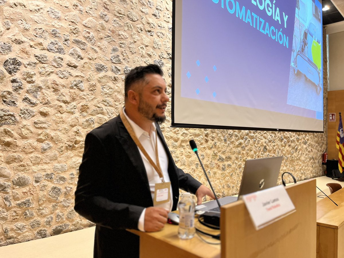 parcbit's tweet image. Continuam amb interessants ponències a la jornada de #roboticaHoreca sobre robòtica a mida: Jordi Pelegrí de @Universal_Robot amb el braç robòtic adaptable a cada necessitat; i Javier Lamas de @TrendRobotics amb carros que redueixen la càrrega i milloren les condicions laborals.