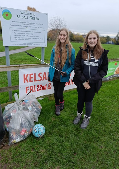 supportcjd's tweet image. WELL DONE to Jessica, her family, &amp;amp; friend Mary-Lou who marked the wknd closest to International CJD Awareness Day (...that&apos;s today!) with 2 days litter picking, raising funds in memory of Jessica&apos;s beloved grandma Jane💛...even the rain on Sunday didn&apos;t stop them! @LibbyLibbyjim