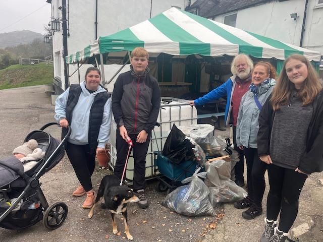supportcjd's tweet image. WELL DONE to Jessica, her family, &amp;amp; friend Mary-Lou who marked the wknd closest to International CJD Awareness Day (...that&apos;s today!) with 2 days litter picking, raising funds in memory of Jessica&apos;s beloved grandma Jane💛...even the rain on Sunday didn&apos;t stop them! @LibbyLibbyjim