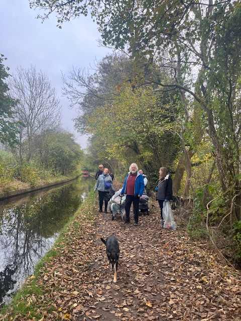 supportcjd's tweet image. WELL DONE to Jessica, her family, &amp;amp; friend Mary-Lou who marked the wknd closest to International CJD Awareness Day (...that&apos;s today!) with 2 days litter picking, raising funds in memory of Jessica&apos;s beloved grandma Jane💛...even the rain on Sunday didn&apos;t stop them! @LibbyLibbyjim