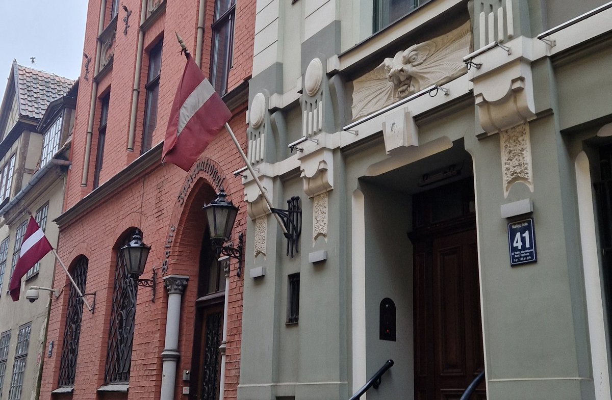.<a href="/RigasDome/">Rīga</a> nezināju kam ziņot, bet būtu jauki sarāt šī nama īpašniekus. Karogs kā no grīdaslupatu skapja izvilkts, dzīvajā vēl sliktāk.
