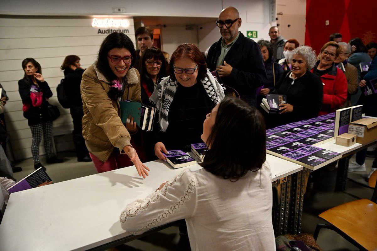 Gracias a todas las personas que me acompañasteis ayer presentando “Algo habremos hecho” y perdón a todas las personas que no pudisteis entrar. Tendremos pronto nuevas fechas. Toca hacer crecer la esperanza: sí se puede 💜