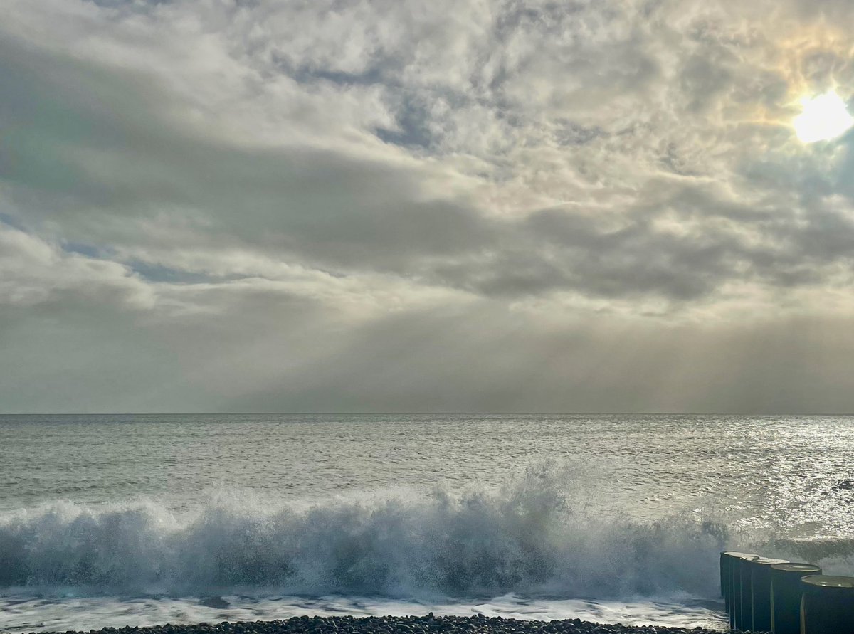 AngelikaHTCG's tweet image. It’s 9 o’clock and the clouds are gathering again 😐 A strong current and gusts of biting wind 💨 #PolarBearChallenge 🥶 #wildswimming 🏊🏻‍♀️ #beachlife #vitaminsea #TuesdayTrivia @TheSnowDreamer