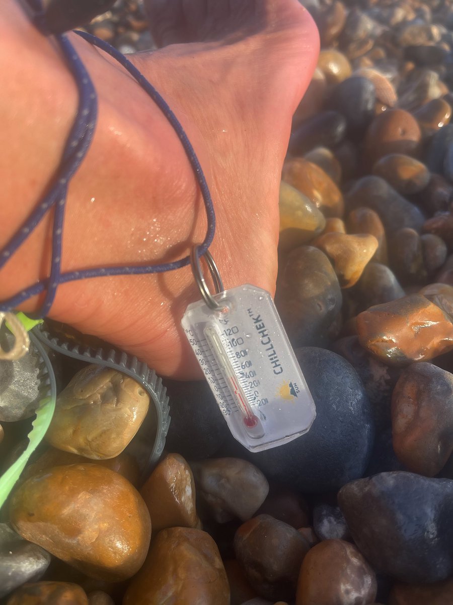 AngelikaHTCG's tweet image. It’s 9 o’clock and the clouds are gathering again 😐 A strong current and gusts of biting wind 💨 #PolarBearChallenge 🥶 #wildswimming 🏊🏻‍♀️ #beachlife #vitaminsea #TuesdayTrivia @TheSnowDreamer