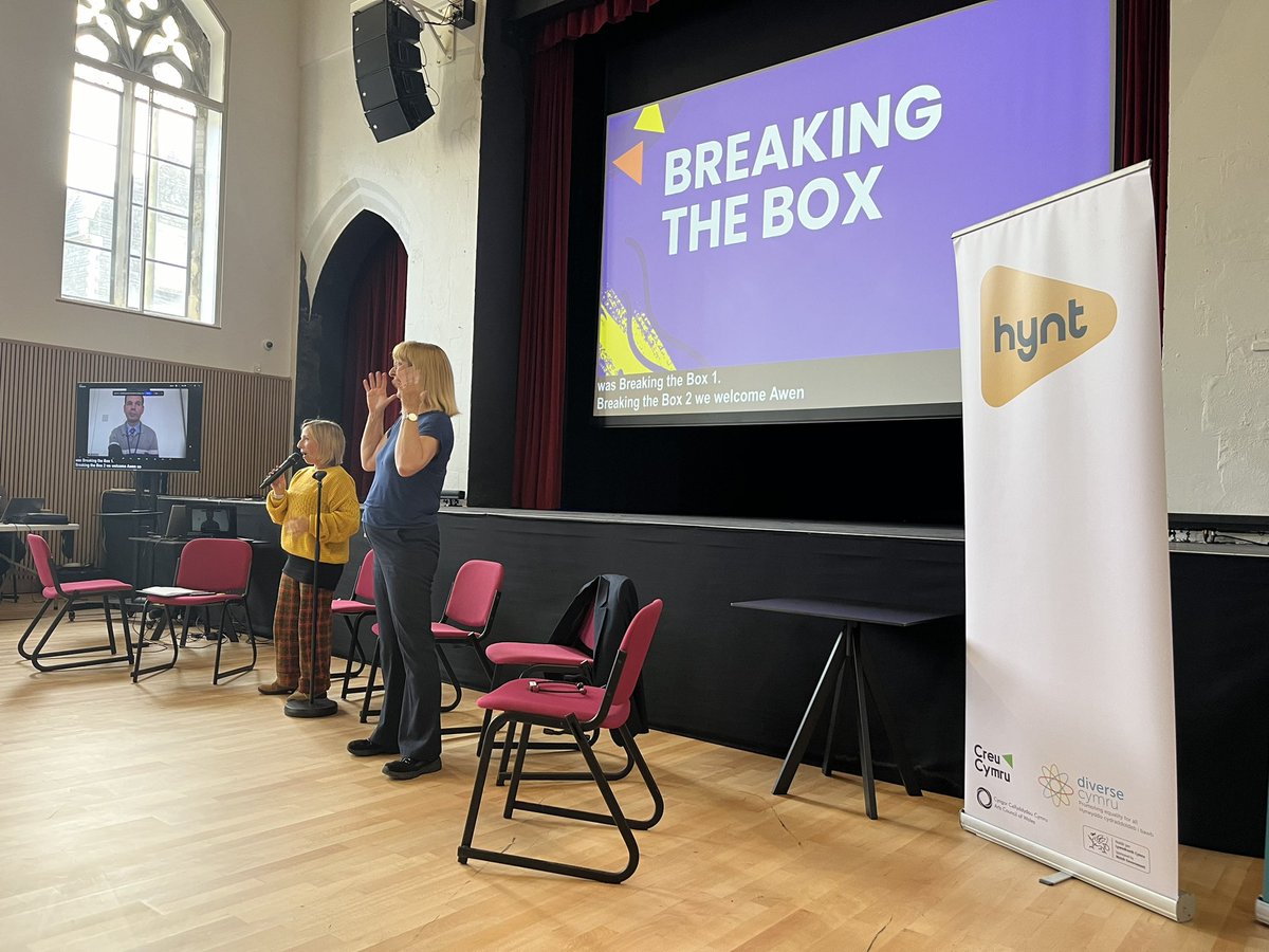 Wedi ymuno â ni nawr mae Elise Davison (Cyfarwyddwraig Artistig
Taking Flight), i roi cyfle i ni glywed yr hollwybodaeth ddiweddaraf am #BreakingTheBox2 a holi cwestiynau. Anfonwch eich cwestiwn atom gan ddefnyddio’r hashnod #Hynt24
