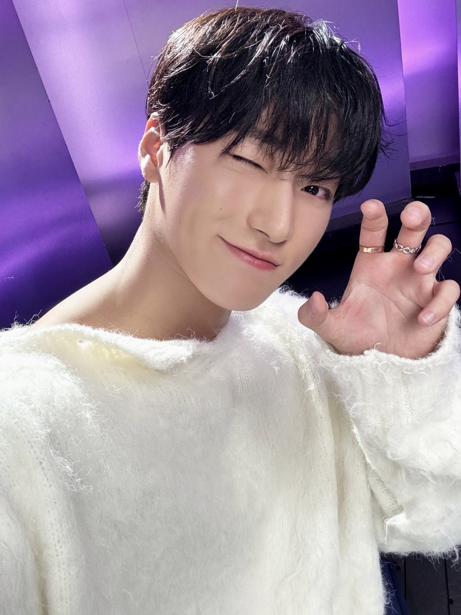 ATEEZofficial's tweet photo. [📷] KBS Kpop #리무진서비스 Behind Photo

시원한 가을바람과 함께 찾아온 감성 보컬 산💜
따스하고 포근한 매력으로 물들였던 시간☺
티니에게 전하는 진심이 담긴 목소리에 귀 기울여 주세요🤍

#ATEEZ #에이티즈 #SAN #산 https://t.co/qiUSP1HKFC