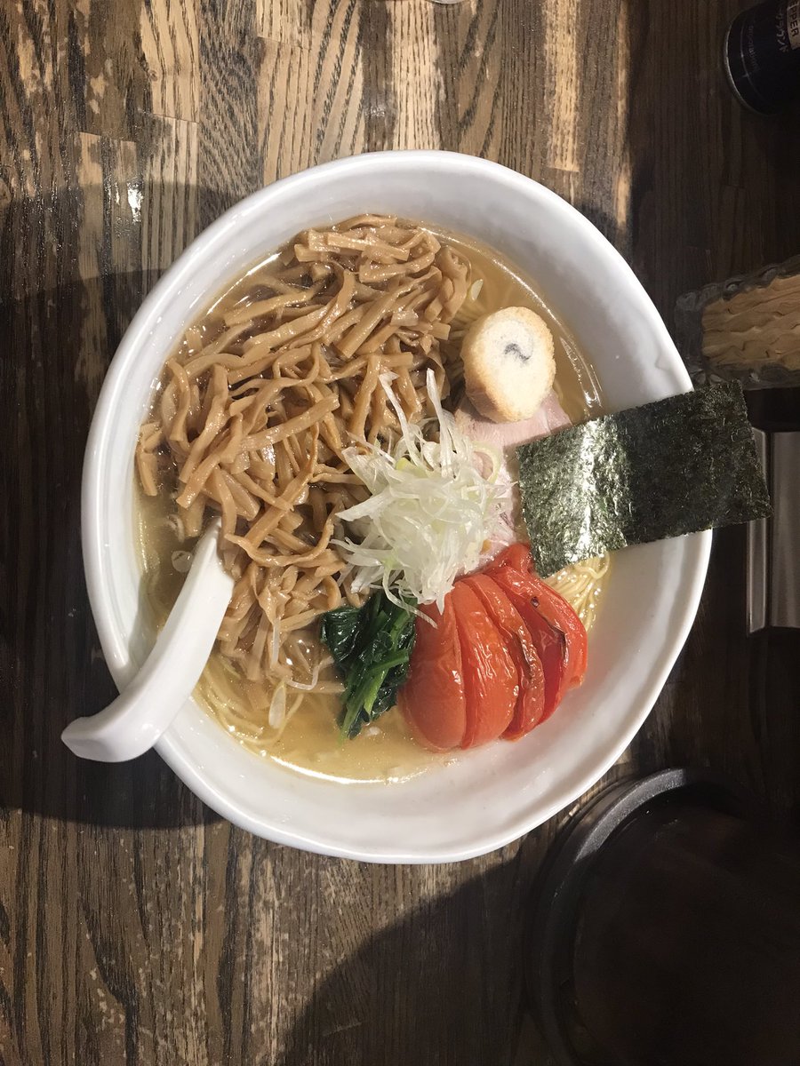 yoshimuraya1974's tweet photo. 【ラーメン旅行・12】11/12(火) #RAMENCiQUE @荻窪　#ラーメン凪 のXきっかけで訪問。店内の雰囲気は、ラーメンバーという感じで、女性も入りやすい雰囲気😌

「中の人」はトマト🍅が苦手ですが…焼くことによって、甘みが引き出され、塩ラーメンがオススメと大将(?)が言っていたのも納得でした😎 https://t.co/RIXT19rEJ0