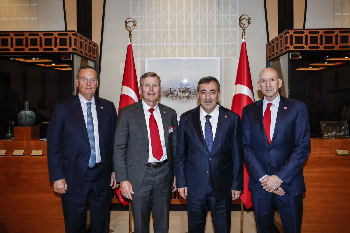 Cumhurbaşkanlığı Külliyesi’nde American Turkish Business Roundtable (ATBR) üyeleri ile bir araya geldik. 

Görüşmemizde, ABD ile 100 milyar dolarlık ticaret hedefimize ulaşmak için karşılıklı çabaların arttırılması, iş dünyalarımız arasında diyalogun güçlendirilmesi ve enerji,